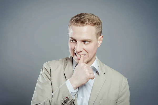 Retrato Cerca Joven Pensando Con Dedo Boca Mirándote Decidiendo Emociones — Foto de Stock