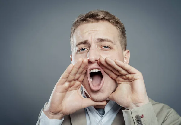 Jovem Atraente Gritando — Fotografia de Stock