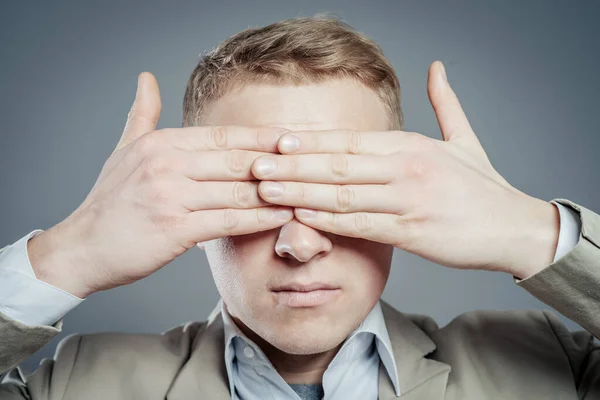 Uomo Affari Che Copre Gli Occhi Isolati Sfondo Grigio — Foto Stock
