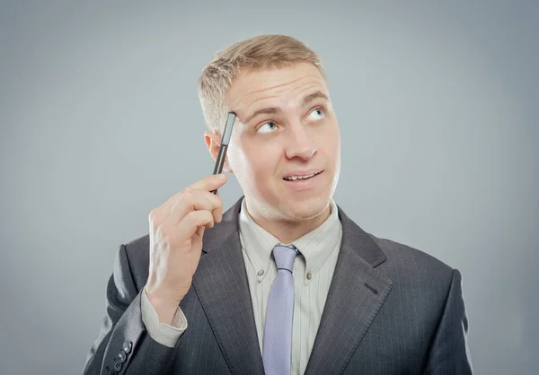 Primer Plano Joven Hombre Negocios Guapo Pensando Con Pluma — Foto de Stock