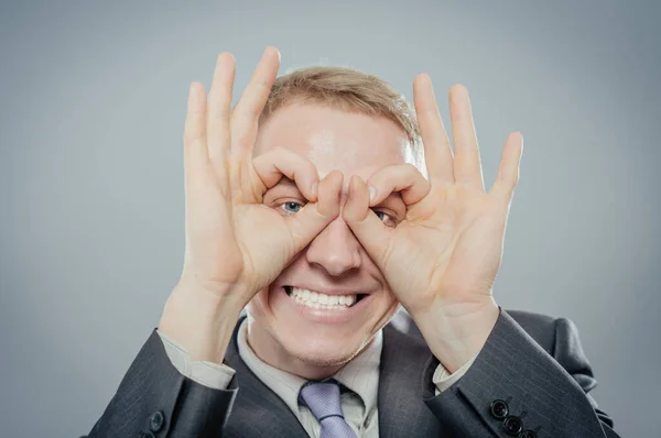 Portret Van Een Grappige Jonge Bril Uit Handen Man Grijze — Stockfoto