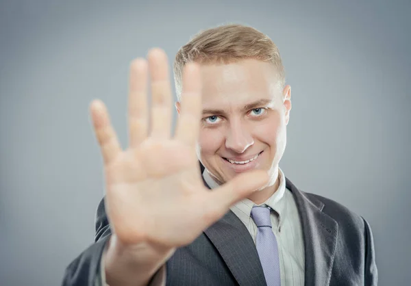 Geschäftsmann Zeigt Stopp Geste Isoliert Auf Grau — Stockfoto