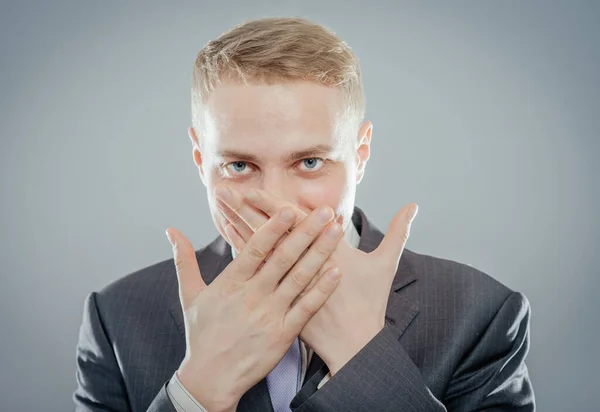 Känslomässig Man Hålla Munnen Stängd Med Händerna — Stockfoto