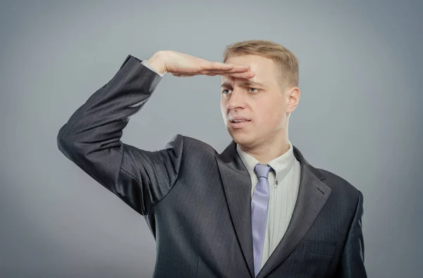 Joven Hombre Negocios Sosteniendo Mano Frente Mirando Hacia Adelante Contra — Foto de Stock