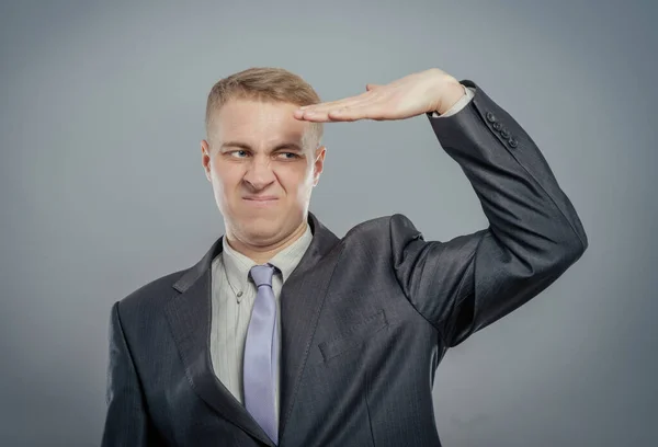 Geconcentreerde Jonge Zakenman Houdt Zijn Hand Het Voorhoofd Kijkt Uit — Stockfoto