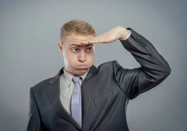 Joven Empresario Concentrado Sosteniendo Mano Frente Mirando Hacia Futuro — Foto de Stock