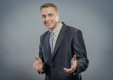 Beyaz bir arkaplan üzerinde sunum yapan bir iş adamı