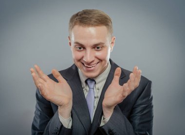 Genç işadamı şokta, elleri yanda.