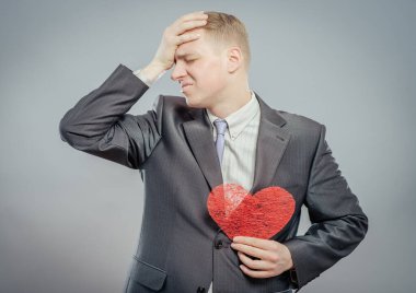 Sevgililer Günü için kırmızı kalp konsepti olan adam, iş dünyası müşteri hizmetleri, hayır işleri, sosyal ve kurumsal sorumluluk