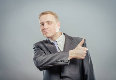 Genç gülümseyen işadamı tüm vücudu şişer. 