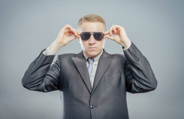 Yakışıklı erkek stüdyoda poz veriyor.