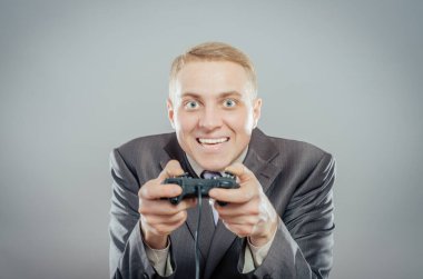 Oyun oynayan bir adam joypad kullanıyor.