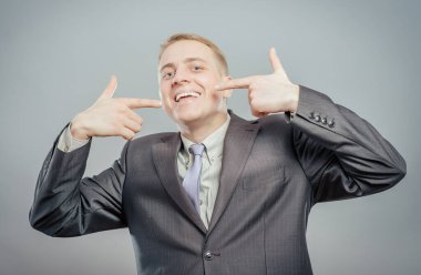 Yakışıklı bir adamın portresi. Sağlıklı gülüşü ya da beyaz arka planda dişleri olan.