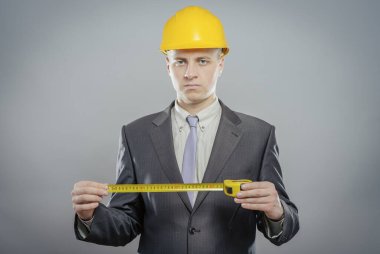 Sarı mezuralı genç inşaatçı