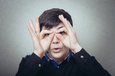 Gözlük takan adam parmaklarından yapılmış.