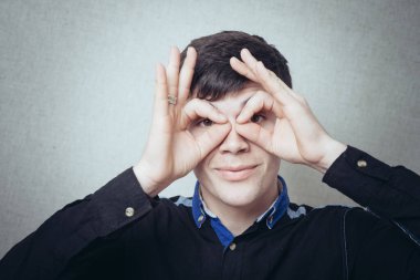 Gözlük takan adam parmaklarından yapılmış.