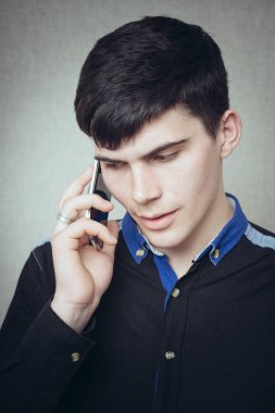 mutlu genç adam cep telefonuyla konuşan portresi 