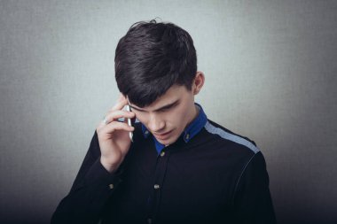 Beyaz cep telefonuyla konuşan adam.