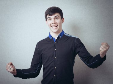 Mutlu adam zaferi kameralarla kutlar.