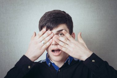 İnsan portresi bir gözünü eliyle kapattı.