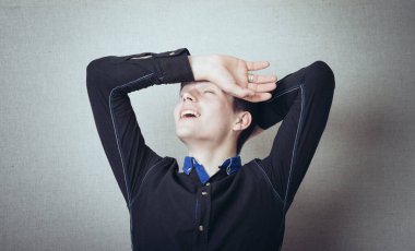 Komik adam gülüyor, arkasını dönüyor ve görmemek için gözlerini kapatıyor.