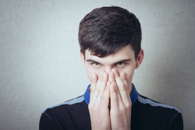 Adam duygusal olarak stüdyoda.