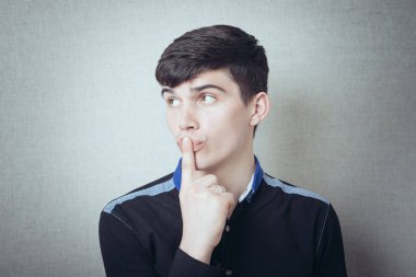 Esmer adam düşündü, parmakları ağzındaydı.