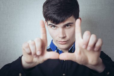 Esmer adam çerçeve elini gösteriyor.