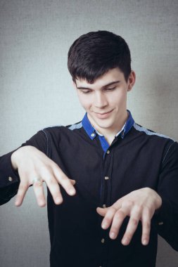 Adam elinde büyük bir şey tutuyor.