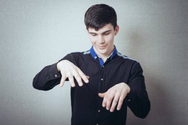 Adam elinde büyük bir şey tutuyor.