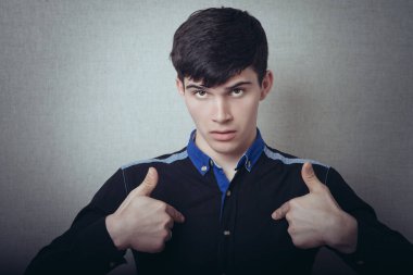 Erkek el parmağı göğsünü işaret ediyor. Jest yap. Ben kimim? Gri bir arkaplanda