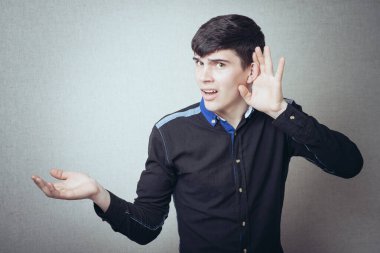 Stüdyoda poz veren genç adam