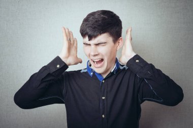 Esmer adamın portresi çılgınca çığlık atıyor.