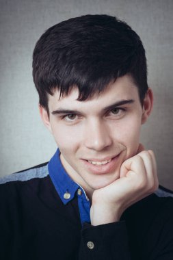 Esmer adamın portresi çenesini yumruğuyla geri çekiyor.