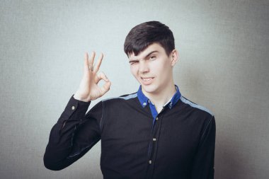 Her şeyin yolunda olduğunu gösteren neşeli adam.