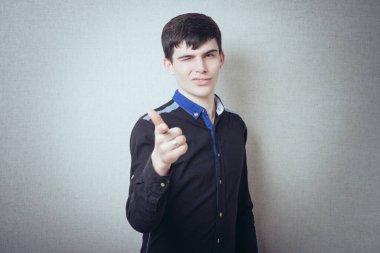 İşadamı parmaklarıyla bir şey gösteriyor.