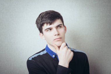 Yakışıklı, düşünceli bir adamın portresi.