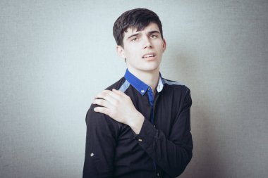 omuz ağrısı ile işadamı.