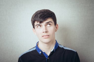 Kopyalama alanına bakan genç adam şaşırmış ya da tatmin olmuş görünüyor.