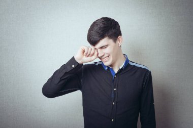 Ağlayan genç ve yakışıklı bir iş adamı. 