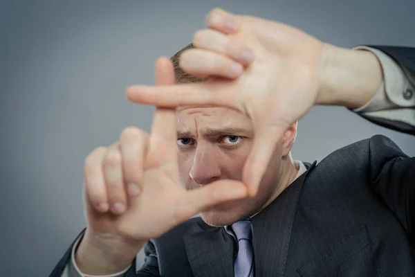 Man Framing Met Zijn Handen — Stockfoto