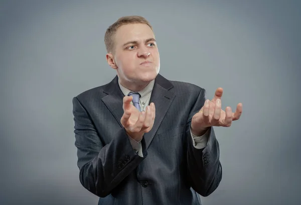 Man Poseren Grijze Achtergrond — Stockfoto