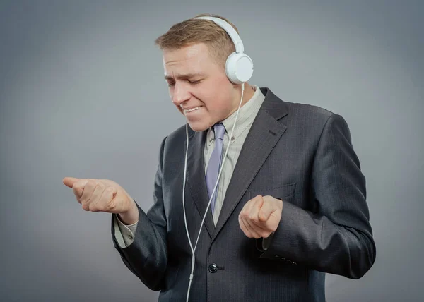 Estudio Plano Hombre Negocios Con Auriculares Escuchando Música Bailando — Foto de Stock
