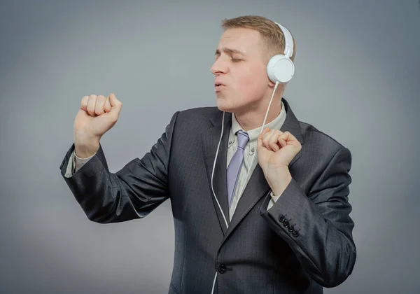 Estudio Plano Hombre Negocios Con Auriculares Escuchando Música Bailando — Foto de Stock