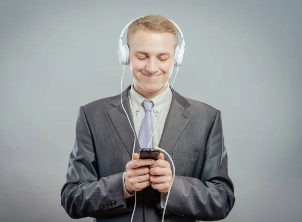 Άντρας Κοστούμι Ακούει Μουσική Στο Τηλέφωνο — Φωτογραφία Αρχείου