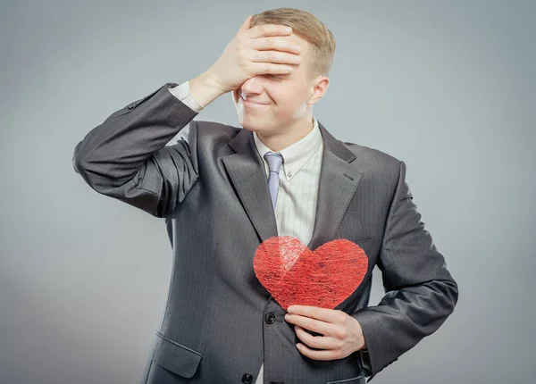 Homem Segurando Conceito Coração Vermelho Para Dia Dos Namorados Atendimento — Fotografia de Stock