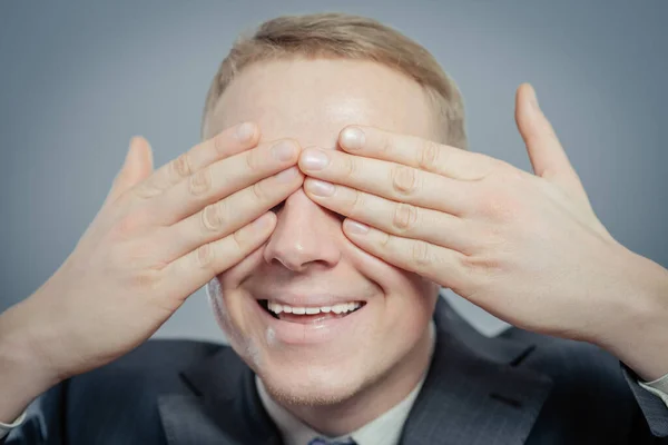 Jovem Empresário Colocar Mãos Sobre Olhos — Fotografia de Stock