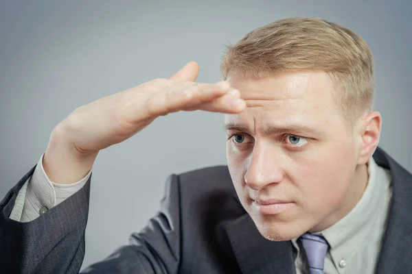 Joven Empresario Concentrado Sosteniendo Mano Frente Mirando Hacia Futuro — Foto de Stock