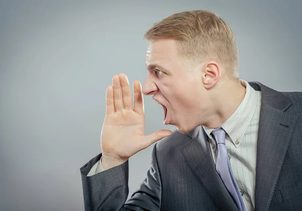 Unge Man Som Skriker Med Händerna Upp Till Munnen — Stockfoto