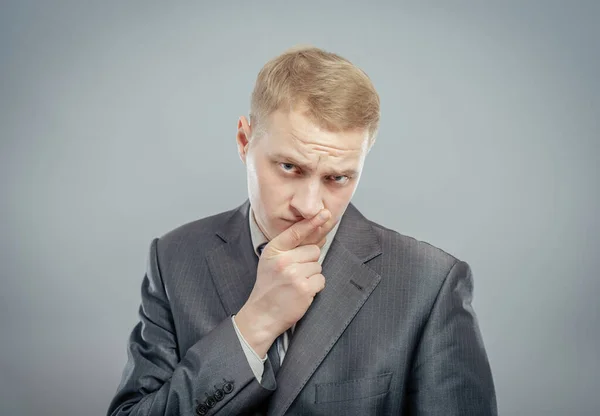 Gelukkige Jongeman Met Vinger Buurt Van Zijn Mond Maken Stilte — Stockfoto